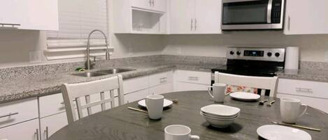 Frigorífico, microondas, cafetera o tetera y tostadora