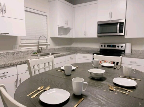 Fridge, microwave, coffee/tea maker, toaster - Cielo Apartamento (Laredo)