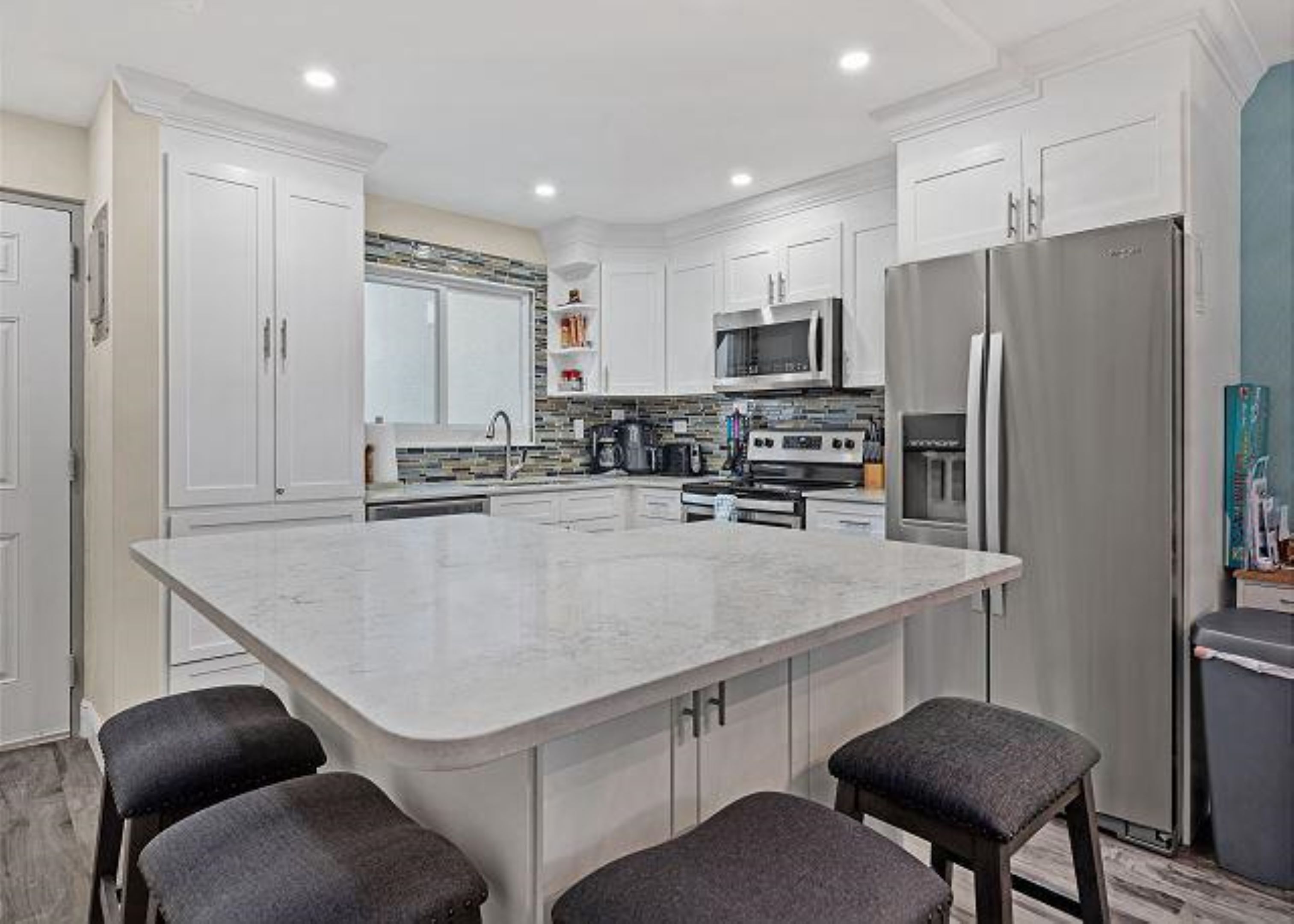 Kylskåp, mikrovågsugn, ugn och spishäll