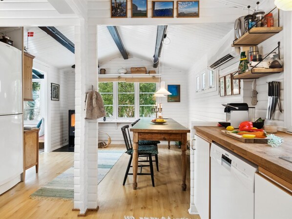 Fridge, oven, dishwasher, cookware/dishes/utensils