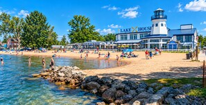 Un hôtel situé en bord de mer, doté d’un phare imposant, d’une eau cristalline et d’une plage de sable.