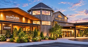 Een hotel met een opvallend bord voor 'The Burgers of Madison County' en een apart bord voor 'Point Place'.