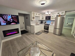 Jääkaappi, mikroaaltouuni, uuni, liesi