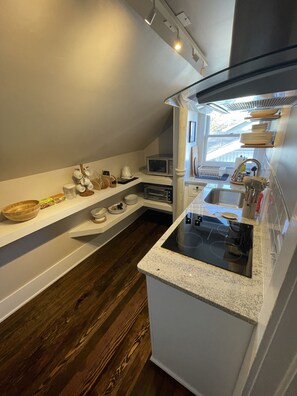 Een koelkast, een microgolfoven, een oven, een kookplaat