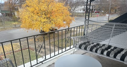 The Heights Loft, 5 minutes from downtown, Fresh Coffee and two Plush Queen Beds