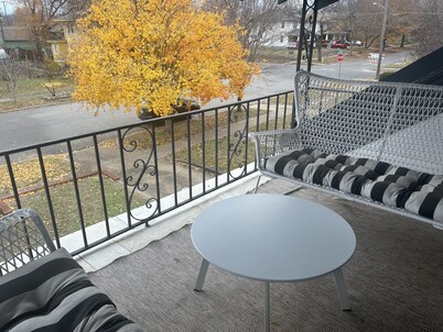 The Heights Loft, 5 minutes from downtown, Fresh Coffee and two Plush Queen Beds