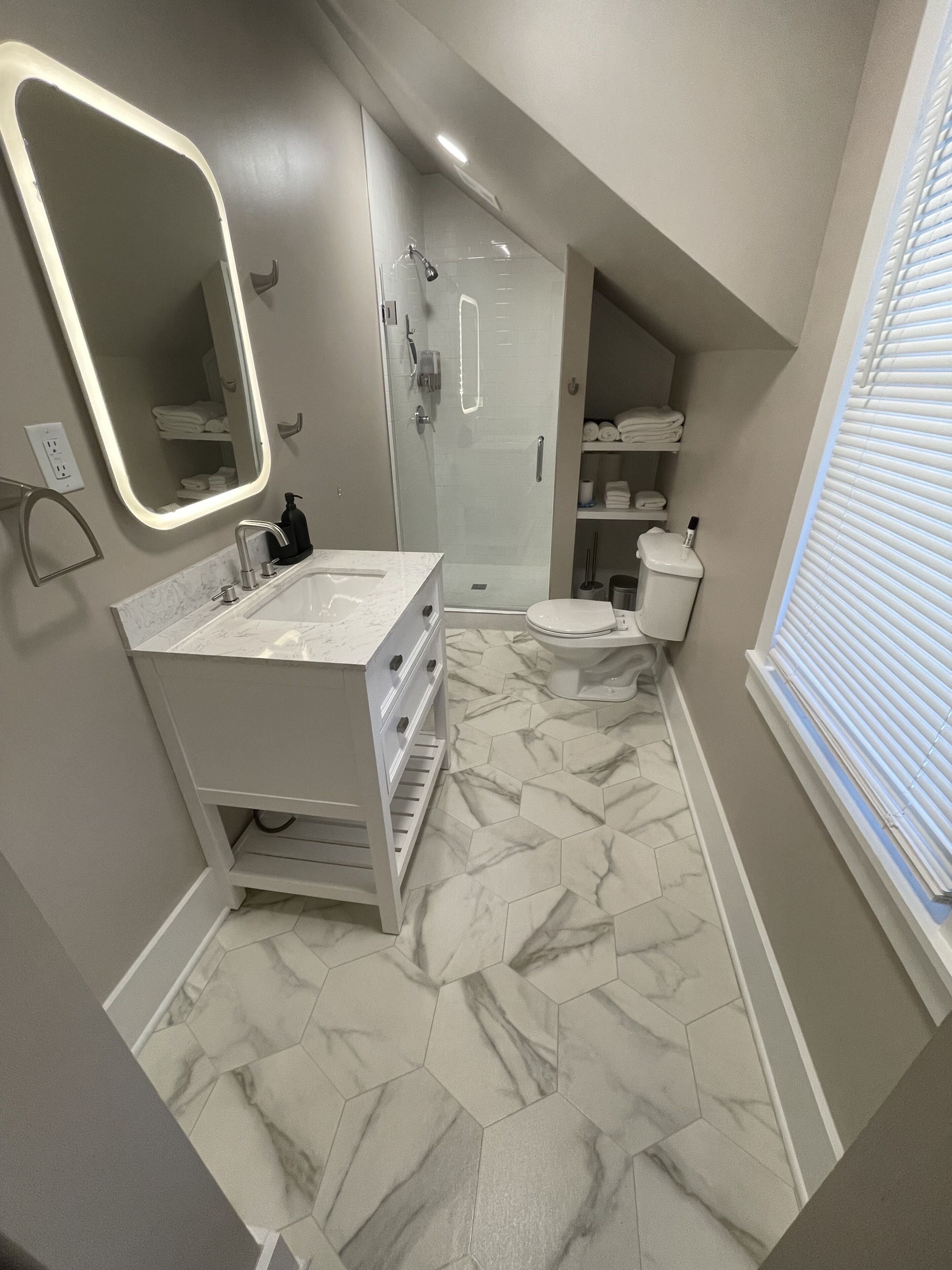 Ducha, secador de pelo, toallas, jabón