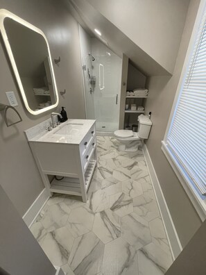 Shower, hair dryer, towels, soap - The Heights Loft, 5 minutes from downtown, Fresh Coffee and two Plush Queen Beds (Tulsa)