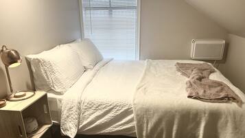 2 habitaciones, escritorio y tabla de planchar con plancha