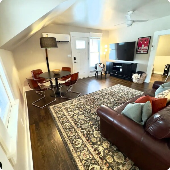 Smart TV - The Heights Loft, 5 minutes from downtown, Fresh Coffee and two Plush Queen Beds (Tulsa)
