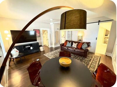 The Heights Loft, 5 minutes from downtown, Fresh Coffee and two Plush Queen Beds