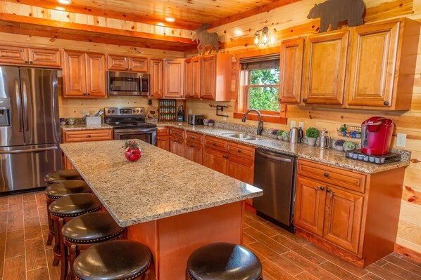 Réfrigérateur, four à micro-ondes, un four, surface de cuisson