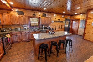 Fridge, microwave, oven, stovetop - InCabinHeatedPool EV Charger Arcades-KingBeds-Sleeps upto 20-Jacuzzi-W/D-EV1 (Sevierville)