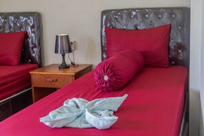 Standard Twin Room, 2 Single Beds, Non Smoking, Mountain View | Individually decorated, individually furnished, bed sheets - Teras Sawah Guest House Syariah (Sembalun Lawang)