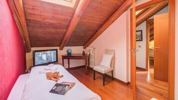 Family Apartment, 2 Bedrooms (La Torre In The Center Of Town) | 2 bedrooms, laptop workspace, free WiFi, bed sheets