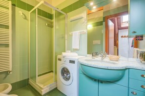 Family Apartment, Multiple Bedrooms (La Torre In The Center Of Town) | Bathroom | Shower, hair dryer, bidet, towels - La Torre In The Center Of Town (Sauze d'Oulx)