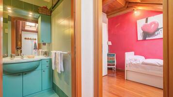2 bedrooms, laptop workspace, free WiFi, bed sheets