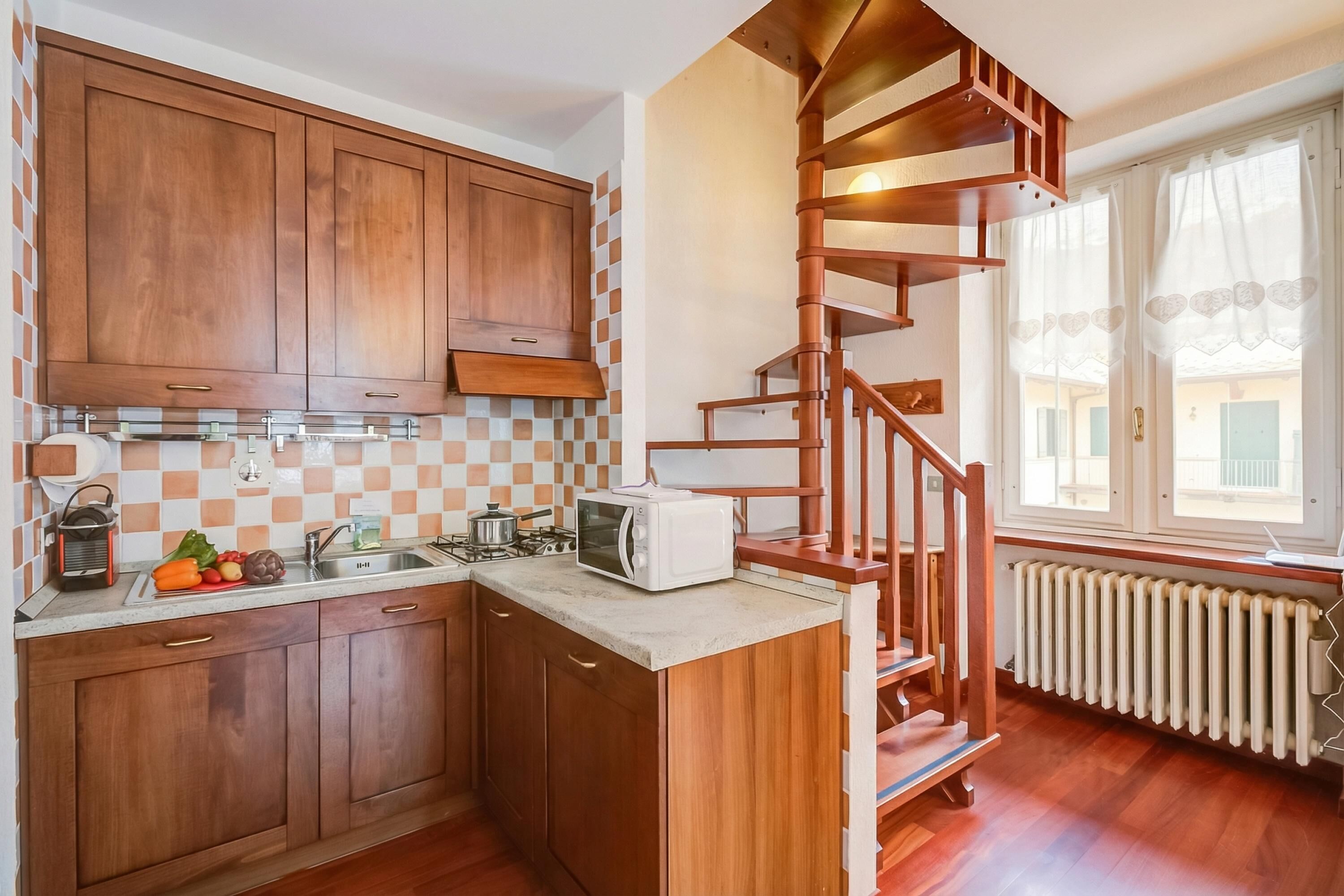 Kühlschrank, Mikrowelle, Herdplatte, Geschirrspüler