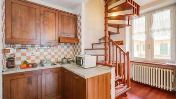 Kühlschrank, Mikrowelle, Herdplatte, Geschirrspüler