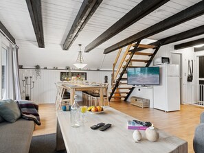 Fernseher, Kamin, Tischfußball