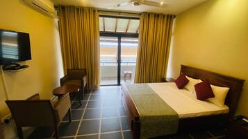 Deluxe Single Room, 1 Double Bed, Balcony | 1 bedroom, iron/ironing board, free WiFi, bed sheets