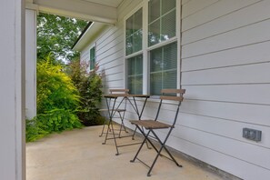 Outdoor dining - Modern Home Near Downtown Thomasville (Thomasville)