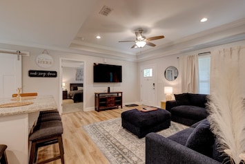 Living Area, Clanton cottage rental home, Thomasville, Ga