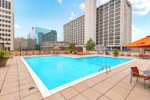 Pool - Apt in Arlington | Pool & Gym | Easy Metro Access (Arlington)