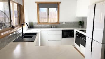 Kjøleskap, mikrobølgeovn, ovn og kokeplater