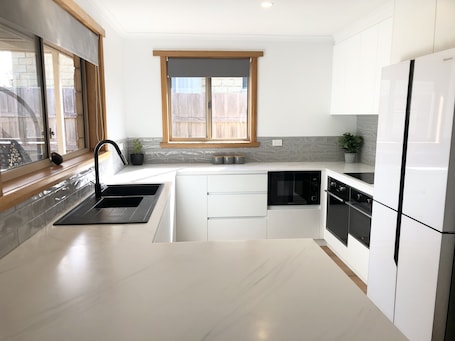 Fridge, microwave, oven, stovetop. 5 minutes from Launceston, Valentine House 124 South Esk dr Hadspen, Tasmania.