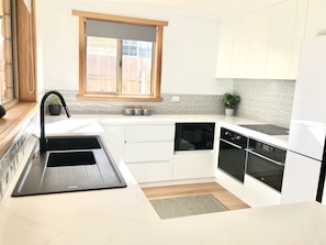 Een koelkast, een microgolfoven, een oven, een kookplaat