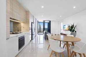 Fridge, microwave, oven, stovetop - Luxe Oceanfront 1-Bed High Rise with Pool & Gym (Surfers Paradise)