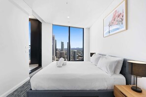 1 bedroom, iron/ironing board, WiFi, bed sheets - Luxe Oceanfront 1-Bed High Rise with Pool & Gym (Surfers Paradise)