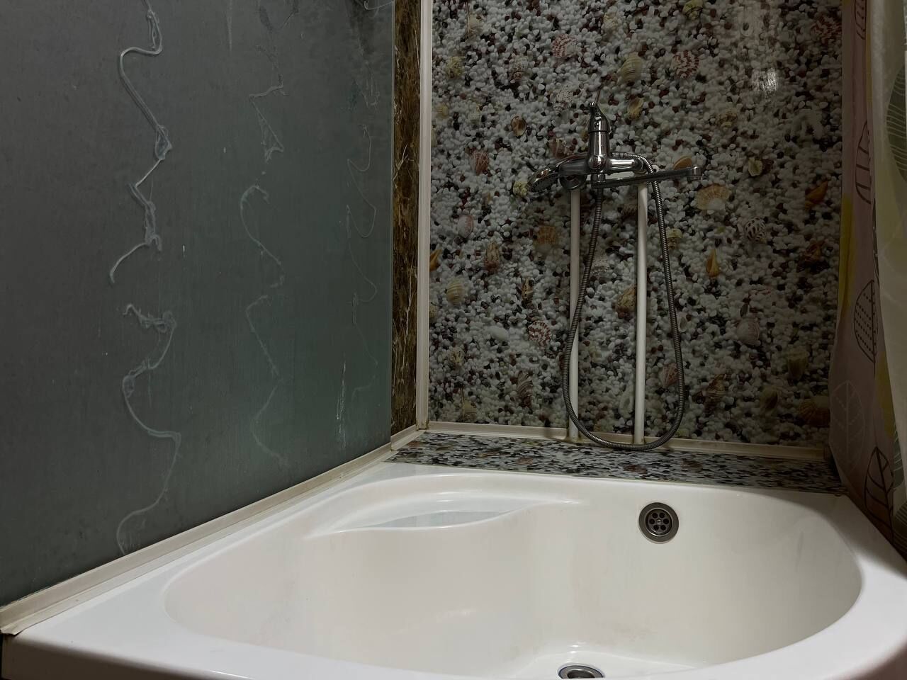 Een douche, gratis toiletartikelen, een haardroger, vloerverwarming