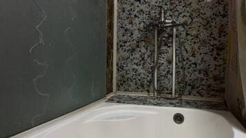 Een douche, gratis toiletartikelen, een haardroger, vloerverwarming