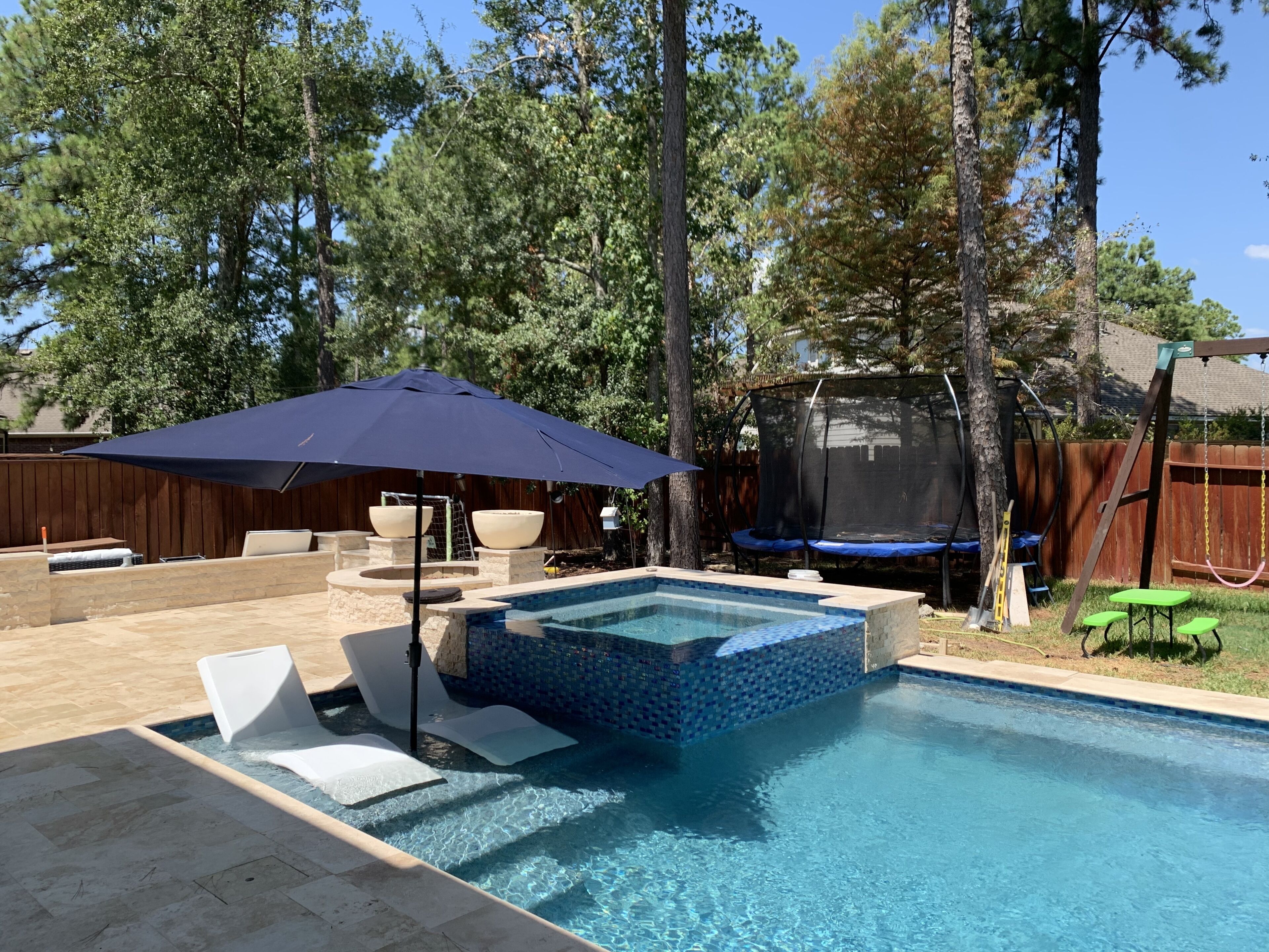 Beautiful house nestled in Creekside, with a nice new pool and terrace!