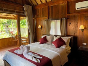 Superior Double Room | Free WiFi, bed sheets - Desa Hostel (Munduk)