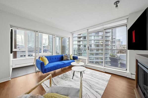 TV - 1.5 Bedroom Condo DT, Sleeps 5, Amenities+Parking (Vancouver)
