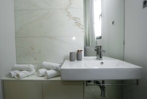 Dusche, Haartrockner, Bidet, Handtücher