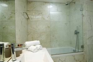 Dusche, Haartrockner, Bidet, Handtücher