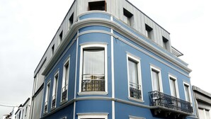A corner building with a blue facade, white trim, and multiple windows with balconies. - Atlantic House - Marina (Ponta Delgada)