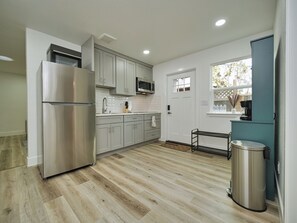 ثلاجة، ميكروويف، فرن، موقد طهي مسطح