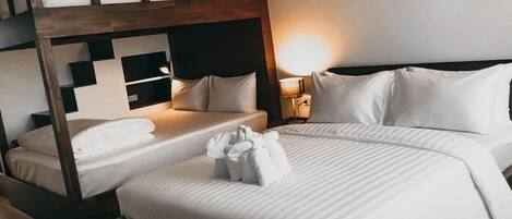 Una habitación con una cama individual, una litera y una mesita de noche con lámpara.