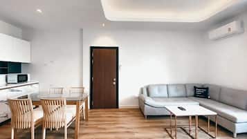 Un espacio habitable moderno con comedor, sofá y mesa de centro.