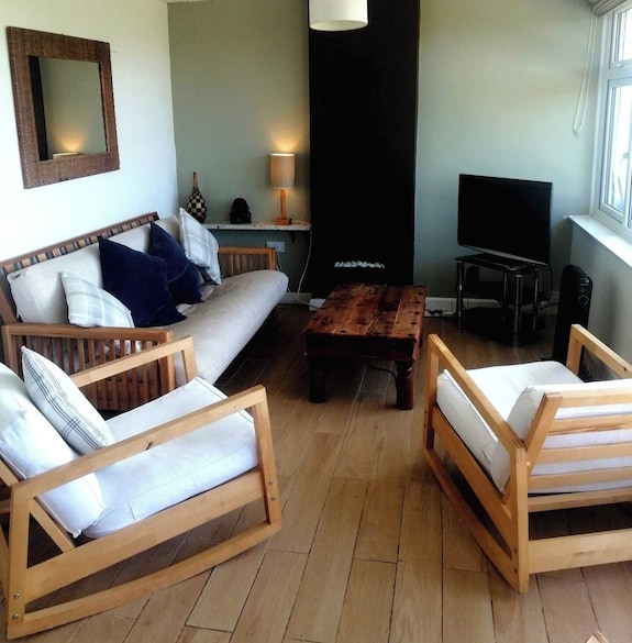 Hillside 2 Bedroom Holiday Bungalow, Sleeps 6, South Facing, 5 Min Walk To Beach - Norfolk