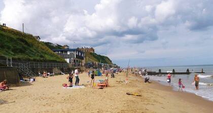 Hillside 2 bedroom holiday bungalow, sleeps 6, south facing, 5 min walk to beach
