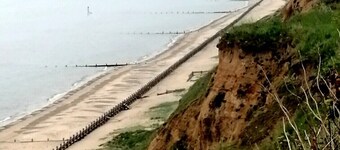 Hillside 2 bedroom holiday bungalow, sleeps 6, south facing, 5 min walk to beach