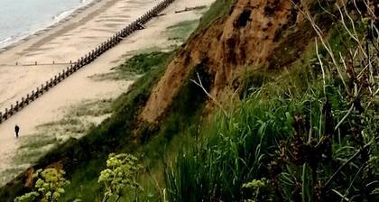 Hillside 2 bedroom holiday bungalow, sleeps 6, south facing, 5 min walk to beach