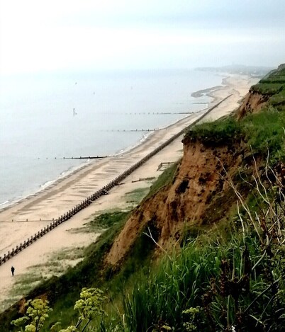 Hillside 2 bedroom holiday bungalow, sleeps 6, south facing, 5 min walk to beach