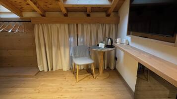 Phòng cơ bản | Két bảo mật tại phòng, bàn, màn/rèm cản sáng